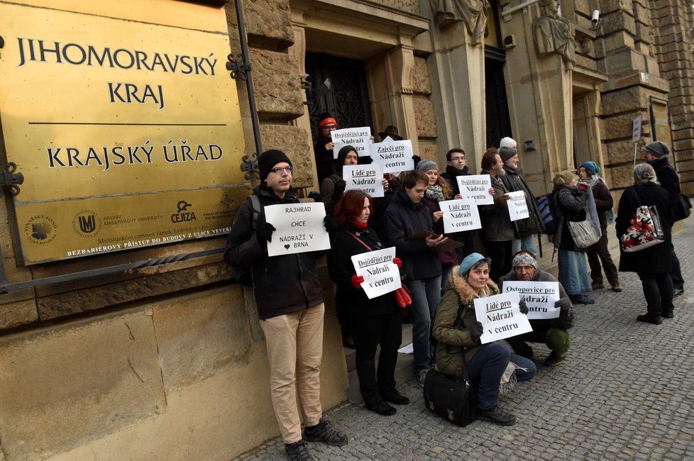 Lidé protestují proti odsunutí brněnského nádraží z centra města před sídlem krajského úřadu 15. ledna 2018 v Brně, kde má záměr projednávat mimořádné zastupitelstvo Jihomoravského kraje.