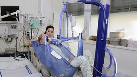 S nadměrnými pacienty pomáhá zdravotnímu personálu v brněnské nemocnici U sv. Anny speciální zvedák.