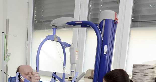 S nadměrnými pacienty pomáhá zdravotnímu personálu v brněnské nemocnici U sv. Anny speciální zvedák.