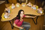12:30 - oběd: Zpátky u půlkulatého stolu. Děti jsou vděční strávníci. Ještě než je oběd připraven, vyčkávají v dětských sedačkách a pozorně sledují, co jim jejich maminka nachystá dobrého.