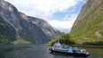 Dva norské fjordy jsou od roku 2005 zapsány jako přírodní památky UNESCO, zmíněný Geirangerfjord a Nærøyfjord na západě Norska. Druhý z nich je 17 kilometrů dlouhý, avšak v některých místech opravdu úzký, jen 250 metrů a to, proč se na seznam světového dědictví dostalo právě toto místo, poznáte, až uvidíte nedotčenou krajinu jeho břehů.