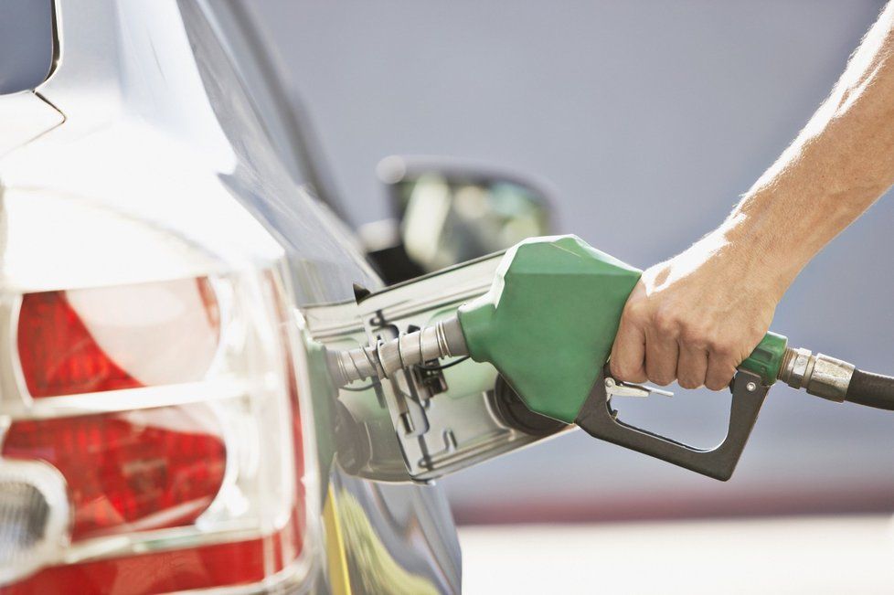 Už 14 týdnů ceny benzinu v ČR klesají.