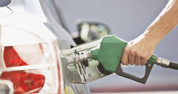 Benzin a nafta v Česku prudce zdražují. Nejvíc při tankování zaplatíte v Praze