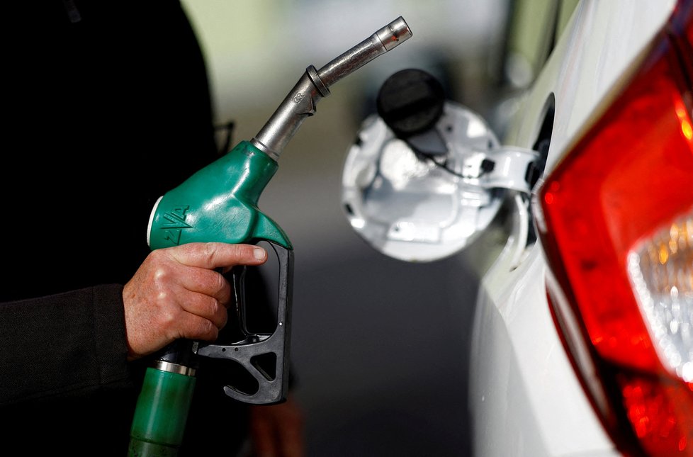 Krize se prohlubuje: Experti upozorňují na nedostatek nafty, v USA zavedli přídělový systém