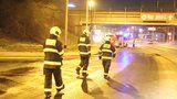 Z kamionu v Praze vyteklo asi 1000 litrů nafty: Chodovská ulice je ve směru na D1 uzavřená, zasahují hasiči