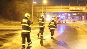 Pražští hasiči likvidovali vyteklou naftu na ulici Chodovská.