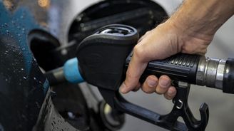 Nafta je pár haléřů od historického rekordu. Od října stát znovu zasáhne do cen Nafta je pár haléřů od historického rekordu. Od října stát znovu zasáhne do cen