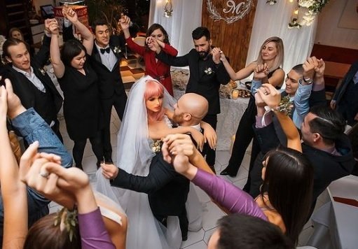 Kazašský kulturista se oženil s nafukovací pannou. Svou lásku potkal na diskotéce