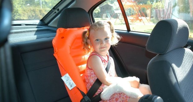 Nafukovací autosedačka vyhověla v crashtestech. Je určená pro děti od 3 do 10 let.
