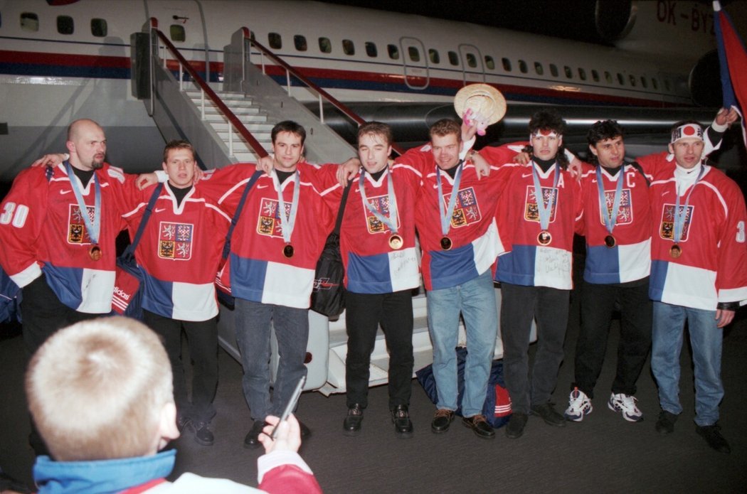 Zlatí hoši z Nagana v roce 1998 krátce po přištání v Praze
