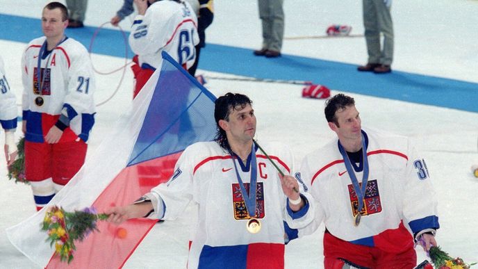 Případné vítězství české hokejové reprezentace na olympiádě v Miláně by bylo ještě větší senzací než Nagano 1998. Na snímku tehdejší kapitán Vladimír Růžička s Dominikem Haškem, v pozadí Robert Reichel a Jaromír Jágr. Případné vítězství české hokejové reprezentace na olympiádě v Miláně by bylo ještě větší senzací než Nagano 1998. Na snímku tehdejší kapitán Vladimír Růžička s Dominikem Haškem, v pozadí Robert Reichel a Jaromír Jágr.