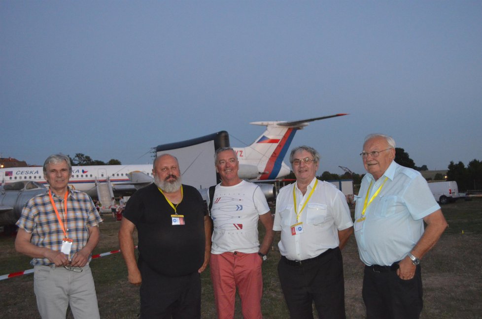 Posádky z Nagana - zprava kapitán Zdeněk Fridrich, navigátor František Vlček, pilot Petr Jirmus, pilot Jiří Nečas (59)