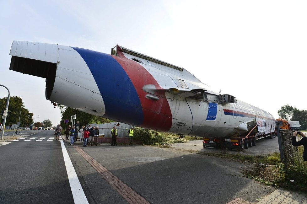 „Naganský expres“ vyrazil na cestu. Doprovází ho policejní konvoj.