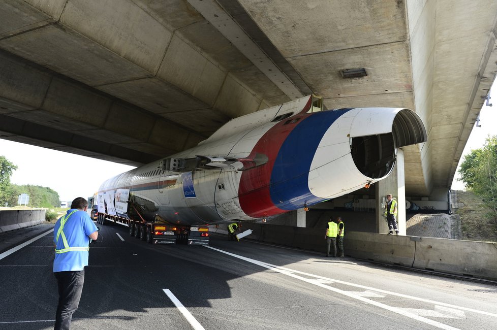 „Naganský expres“ vyrazil na cestu. Doprovází ho policejní konvoj.