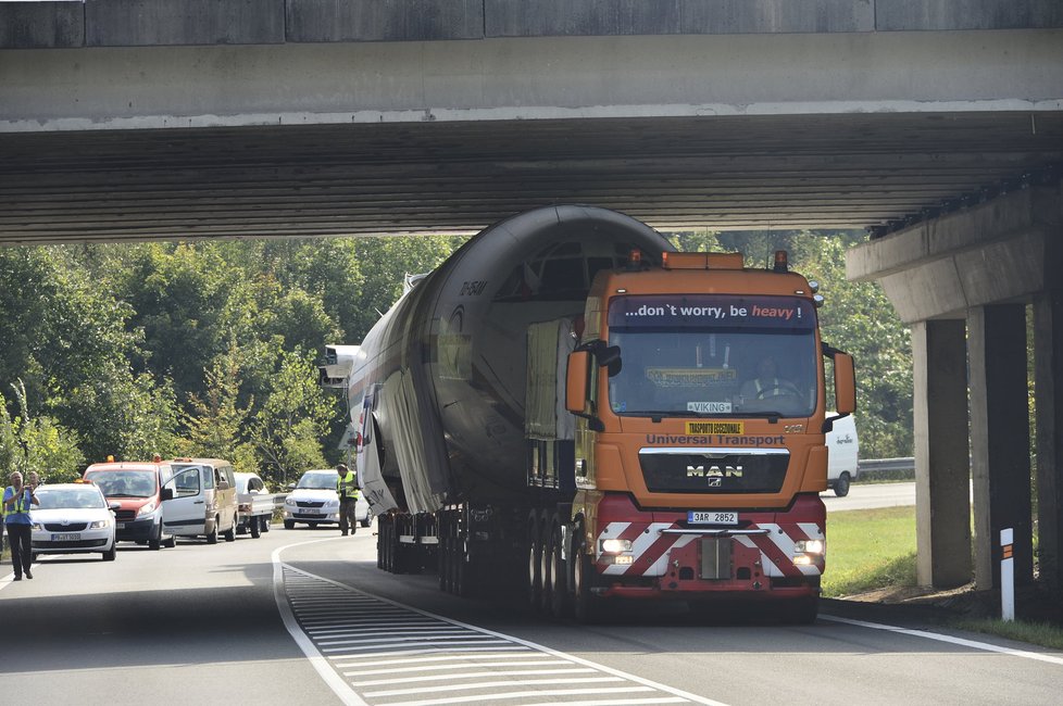 „Naganský expres“ vyrazil na cestu. Doprovází ho policejní konvoj.