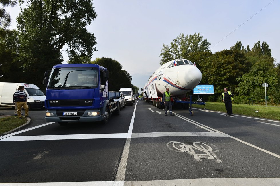 „Naganský expres“ vyrazil na cestu. Doprovází ho policejní konvoj.