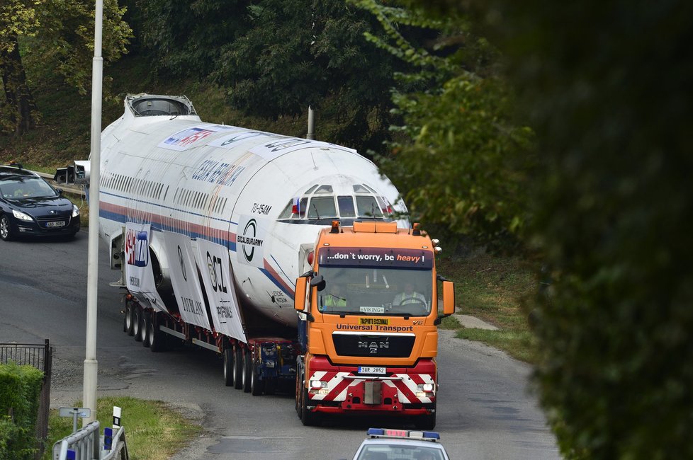 „Naganský expres“ vyrazil na cestu. Doprovází ho policejní konvoj.