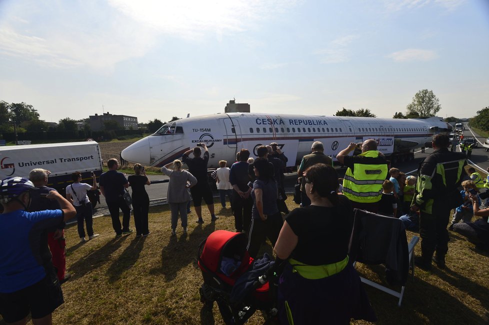 &#34;Naganský expres&#34; vyrazil na cestu. Doprovází ho policejní konvoj