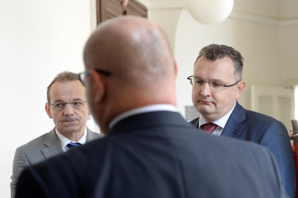 Obžalovaný zpravodajec Jan Pohůnek (vlevo) a advokát Jiří Matzner (vpravo) v budově pražského obvodního soudu