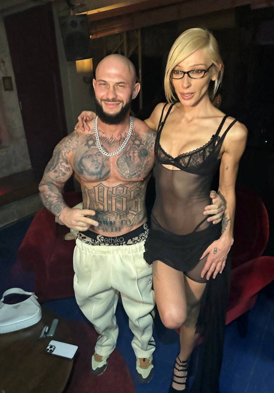 Nasťa Ivlejevová a rapper GeeGun na nahé party.
