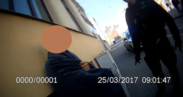 Nahá žena se promenádovala v centru Brna v sobotu ráno, když ji strážníci našli, měla na sobě už půjčenou zimní bundu.
