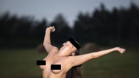 Po louce v Ústí pobíhala nahá žena. (ilustrační foto)