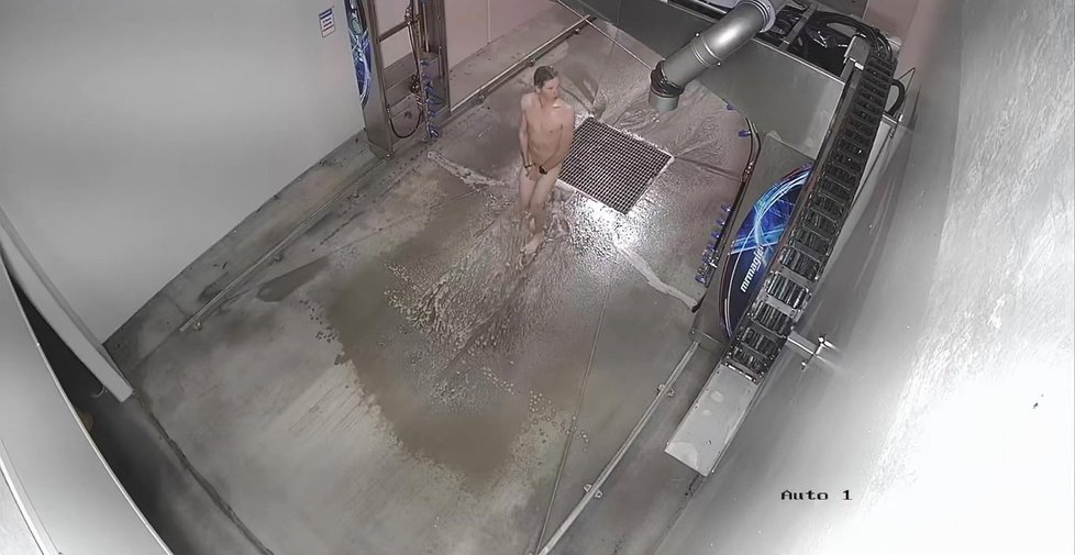 Bizarní video z automyčky: Mladý naháč ji použil místo sprchy, nechal se i navoskovat?