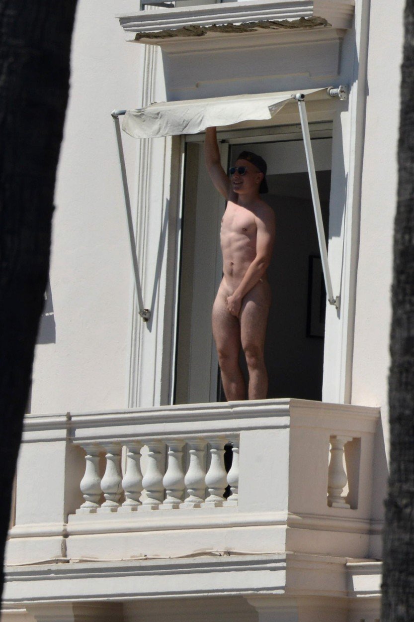 Naháč se opaloval na balkoně hotelu v Cannes.