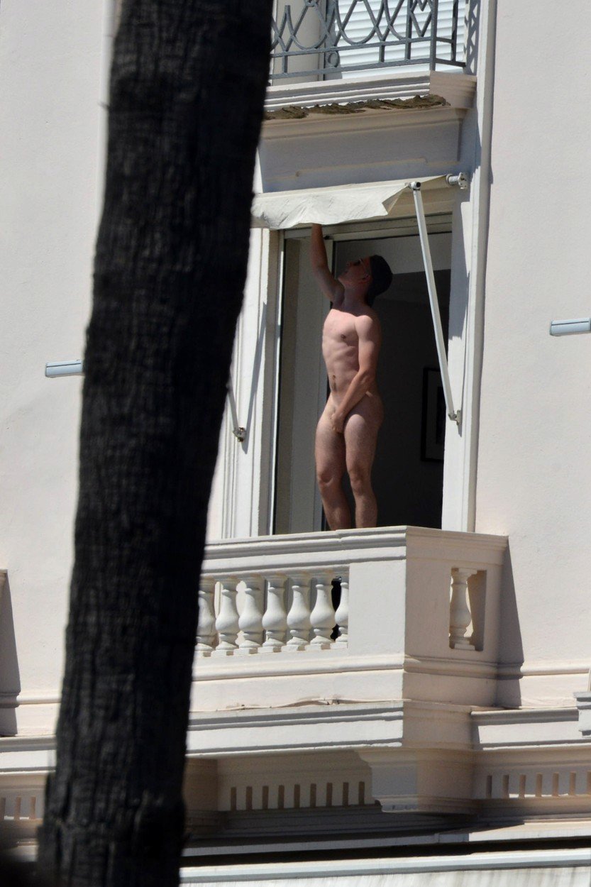 Naháč se opaloval v balkoně hotelu v Cannes.