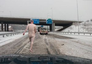 Téměř nahý muž pobíhal po dálnici D1. Ilustrační foto.