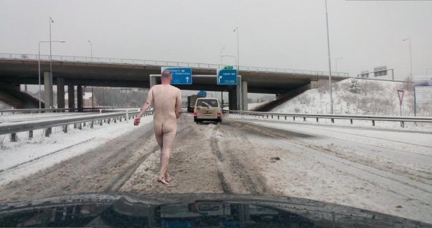 Téměř nahý muž pobíhal po dálnici D1. Ilustrační foto.