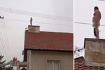 Téměř zcela nahý muž stál na střeše v Mikulčicích