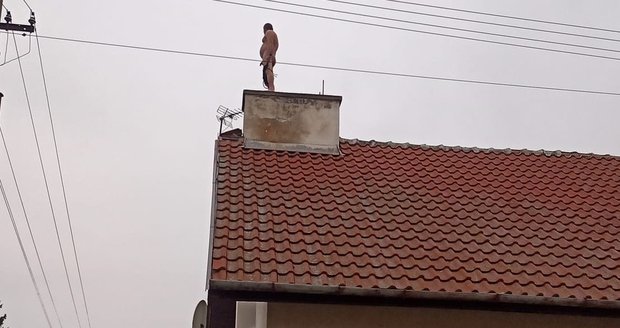 Téměř zcela nahý muž stál na střeše rodinného domu v Mikulčicích.