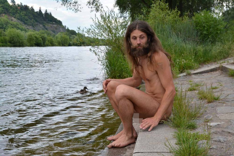Míra Ahimsa (38) by nejraději chodil nahý všude. Avšak toleruje předsudky společnosti, a tak si nahoty užívá pouze na opuštěných místech a pražských nudaplážích.