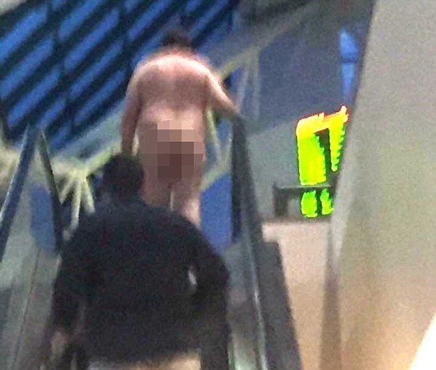 Muž přišel na letiště v Nashvillu úplně nahý. Asi chtěl cestovat &#34;na lehko&#34;...