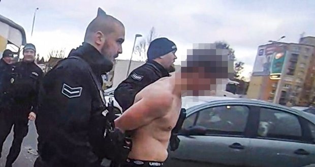 Seorang pria setengah telanjang (20) membuat heboh sebuah supermarket di Pilsen. Seorang pria setengah telanjang (20) membuat heboh sebuah supermarket di Pilsen.