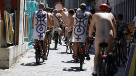 Nahá cyklojízda (World Naked Bike Ride).