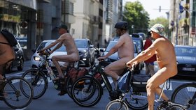 Nahá cyklojízda (World Naked Bike Ride).