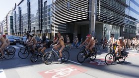 Nahá cyklojízda (World Naked Bike Ride).