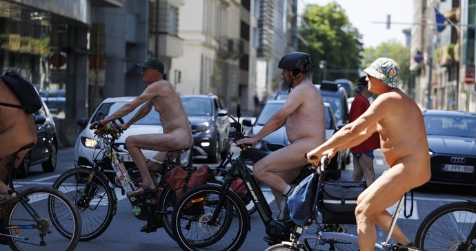 Nahá cyklojízda (World Naked Bike Ride).