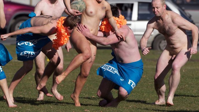 Naháči hráli Rugby na Novém Zélandu - a bylo to maso Naháči hráli Rugby na Novém Zélandu - a bylo to maso