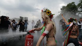 Ukrajinská aktivistka v akci. A jak je oblíbeným zvykem hnutí Femen, je při protestech nahá