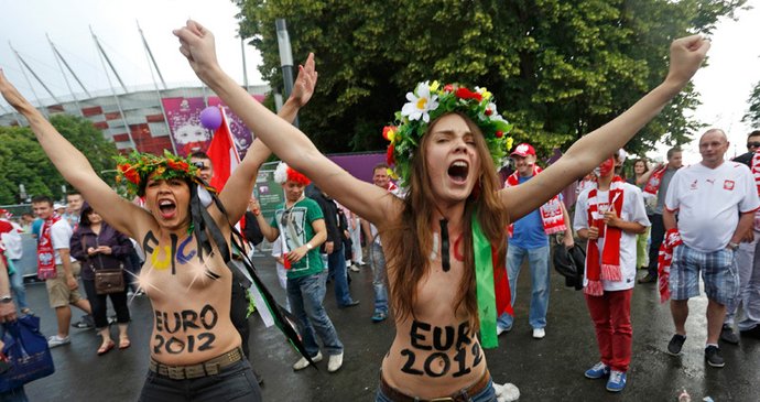 Feministky protestují proti rostoucí prostituci během fotbalového šampionátu