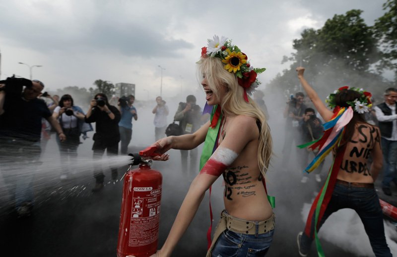 Ukrajinská aktivistka v akci. A jak je oblíbeným zvykem hnutí Femen, je při protestech nahá.