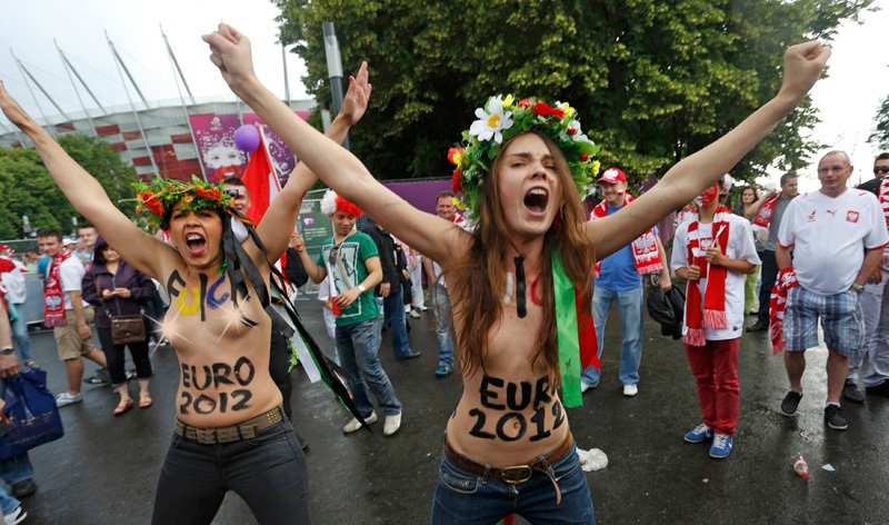 Feministky protestují proti rostoucí prostituci během fotbalového šampionátu.