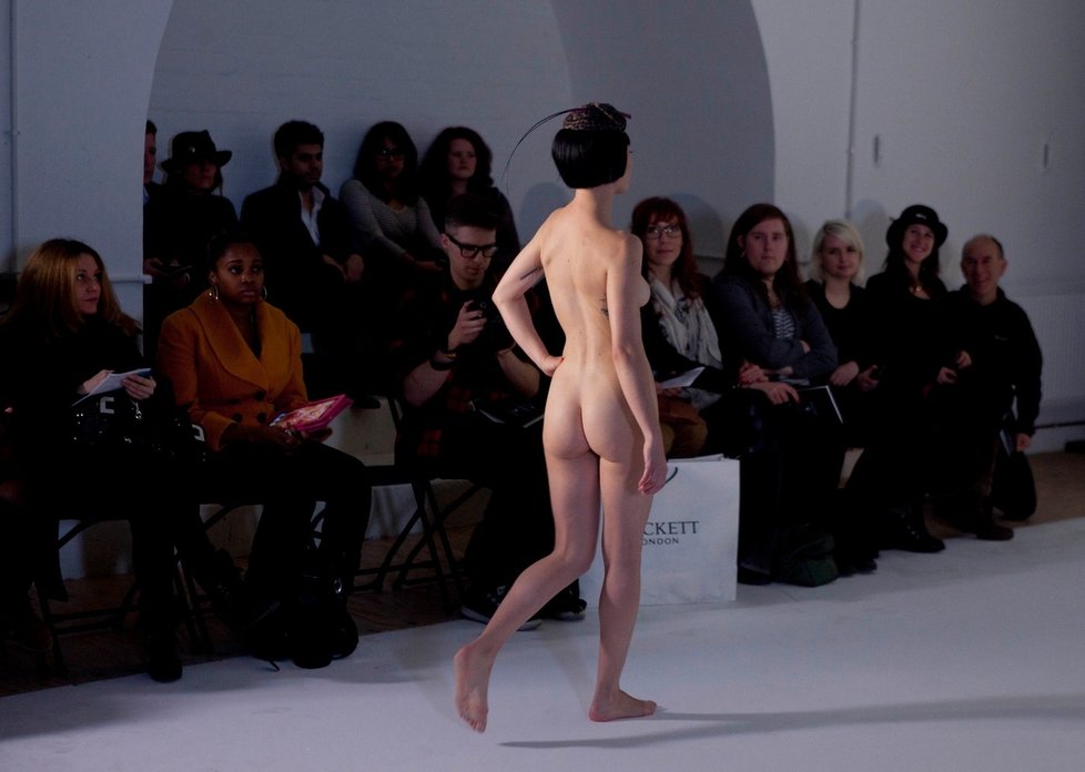 Stud nestud, modelky musí předvádět divákům svá nahá těla.