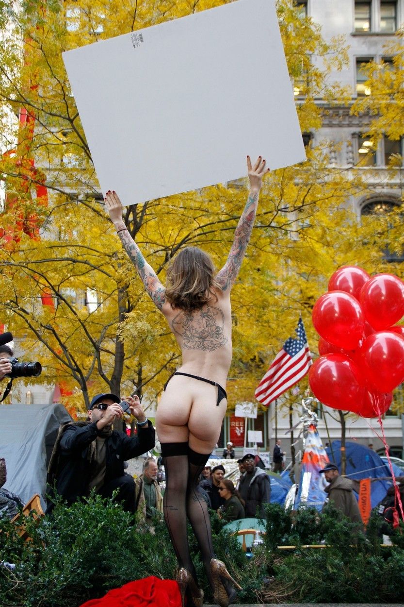New York a téměř nahá protestující.