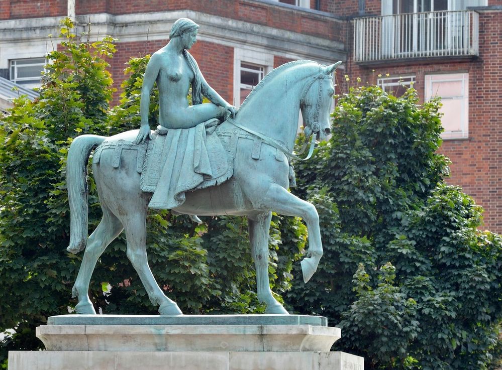 Socha lady Godivy, která podle pověsti projela nahá na koni městem na protest proti manželovi.
