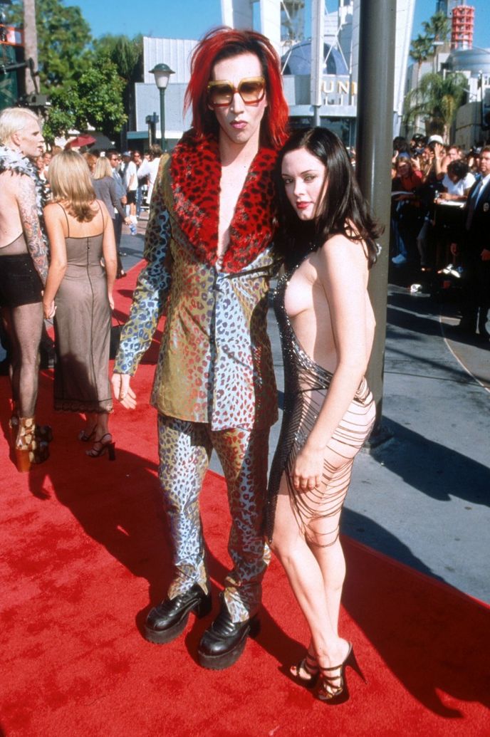 Rose McGowan s Marilinem Mansonem na MTV Music Video Awards (1998). Jedny z nejvíc šokujících nahých šatů stvořila newyorská návrhářka Maja Hanson. 