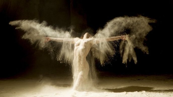Francouzský fotograf Ludovic Florent vytvořil nádhernou séríí fotografií nahých tanečnic s názvem “Poussière d’étoiles”